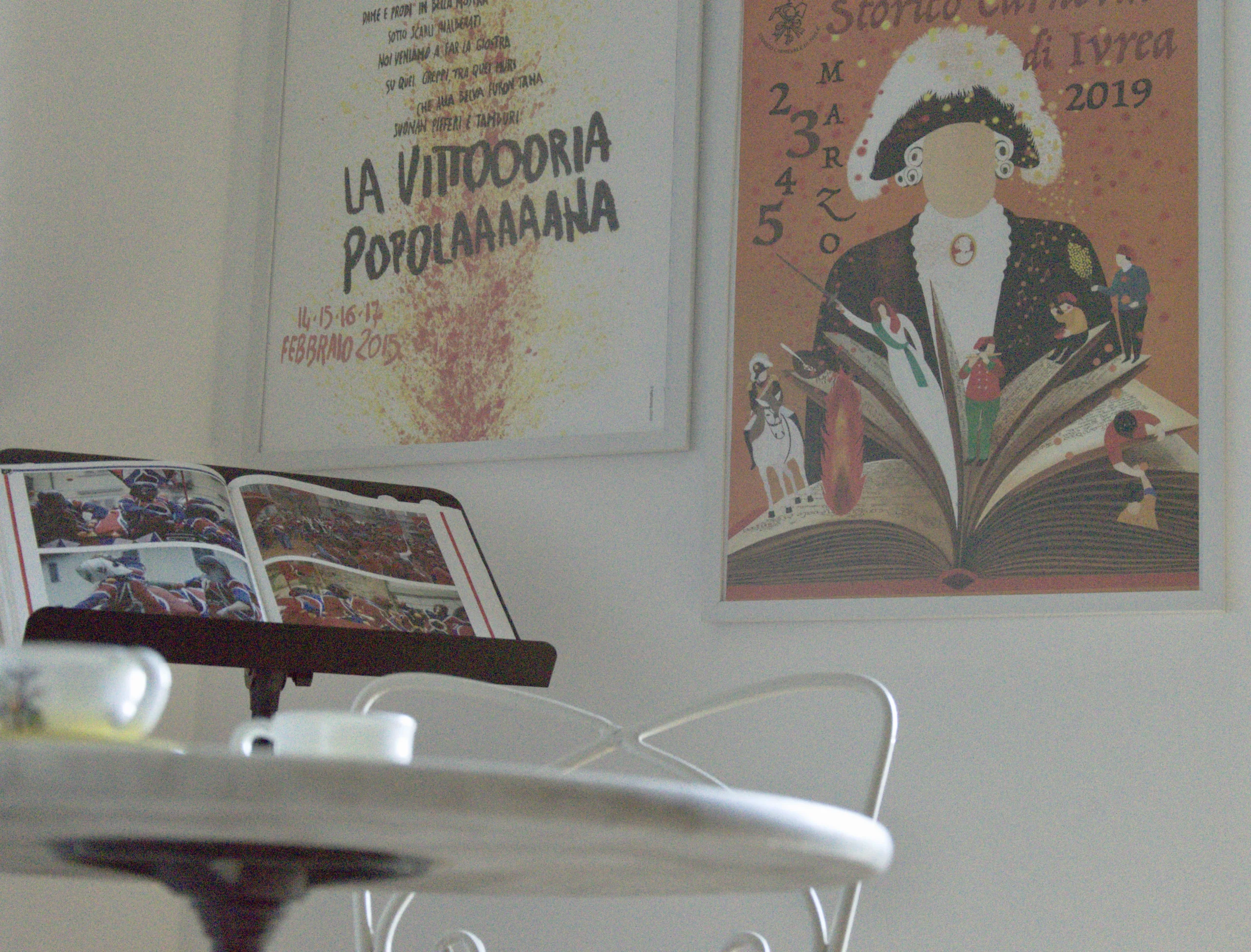 sala condivisa con illustrazione sul Carnevale d'Ivrea - B&B Il Cantuccio a Ivrea – Scopri il Canavese a Ivrea